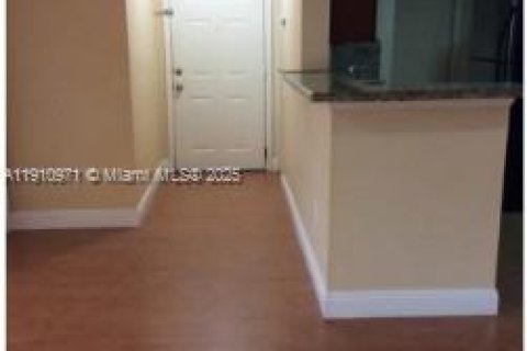 Apartamento en alquiler en Miami, Florida, 2 dormitorios, 87.98 m2 № 2013243 - foto 2