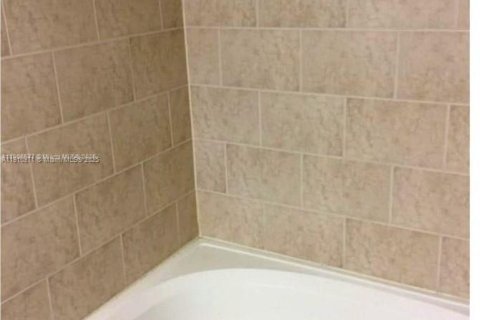 Apartamento en alquiler en Miami, Florida, 2 dormitorios, 87.98 m2 № 2013243 - foto 13