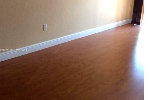 Apartamento en alquiler en Miami, Florida, 2 dormitorios, 87.98 m2 № 2013243 - foto 12