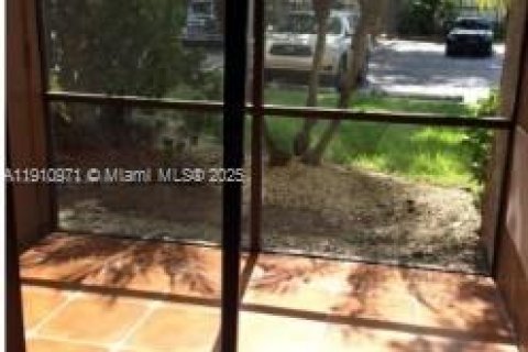 Apartamento en alquiler en Miami, Florida, 2 dormitorios, 87.98 m2 № 2013243 - foto 5