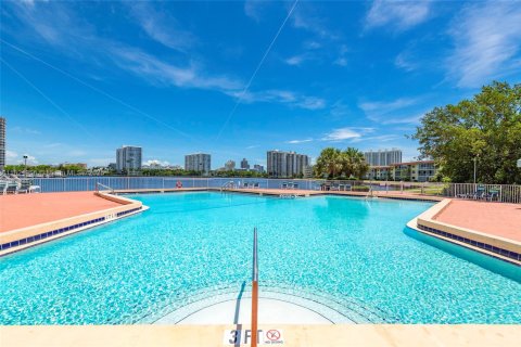 Condominio en venta en Aventura, Florida, 1 dormitorio, 71.35 m2 № 1783665 - foto 20