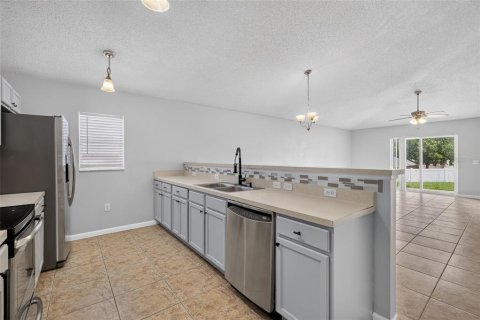 House in Eustis, Florida 4 bedrooms, 183.2 sq.m. № 2258461 - photo 4