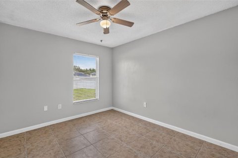 House in Eustis, Florida 4 bedrooms, 183.2 sq.m. № 2258461 - photo 19