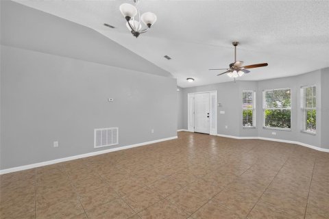 House in Eustis, Florida 4 bedrooms, 183.2 sq.m. № 2258461 - photo 8