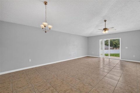 House in Eustis, Florida 4 bedrooms, 183.2 sq.m. № 2258461 - photo 7