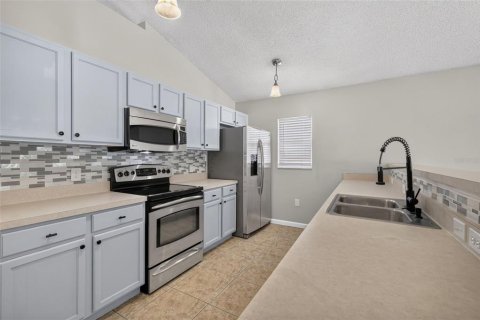 House in Eustis, Florida 4 bedrooms, 183.2 sq.m. № 2258461 - photo 3