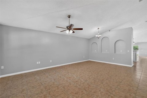 House in Eustis, Florida 4 bedrooms, 183.2 sq.m. № 2258461 - photo 9