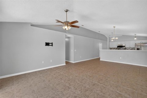 House in Eustis, Florida 4 bedrooms, 183.2 sq.m. № 2258461 - photo 11