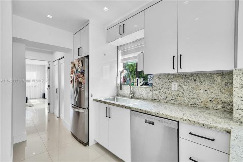 Casa en venta en Miami Beach, Florida, 3 dormitorios, 158.12 m2 № 1794451 - foto 26