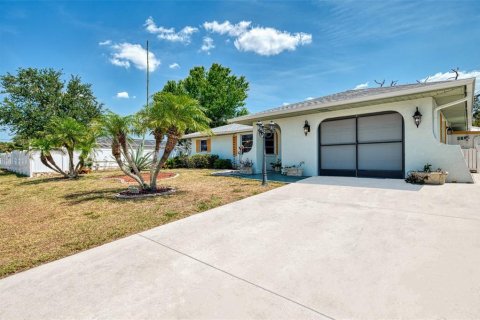 House in Englewood, Florida 2 bedrooms, 181.81 sq.m. № 1618670 - photo 2
