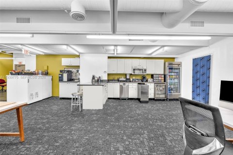 Купить коммерческую недвижимость в Майами-Бич, Флорида № 1997061 - фото 22