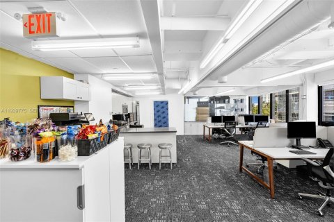 Купить коммерческую недвижимость в Майами-Бич, Флорида № 1997061 - фото 21