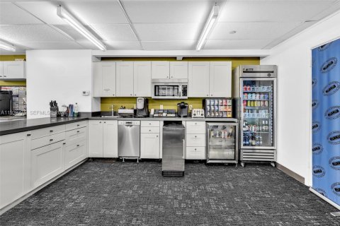 Купить коммерческую недвижимость в Майами-Бич, Флорида № 1997061 - фото 25