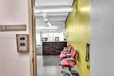 Купить коммерческую недвижимость в Майами-Бич, Флорида № 1997061 - фото 16