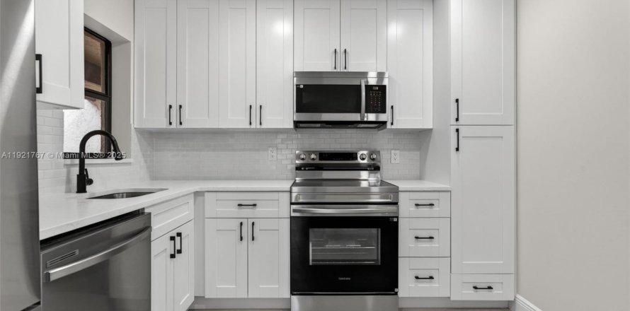 Кондоминиум с 3 спальнями в Коконат Крик, Флорида № 1975782