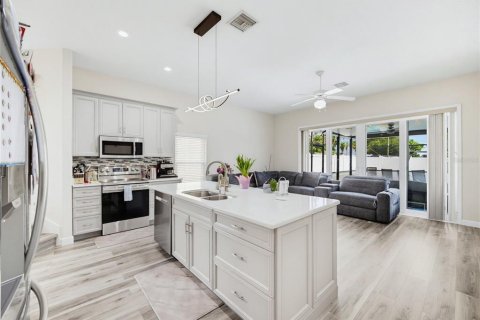 House in Davenport, Florida 5 bedrooms, 231.7 sq.m. № 2239212 - photo 11