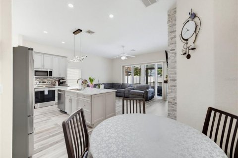 House in Davenport, Florida 5 bedrooms, 231.7 sq.m. № 2239212 - photo 10