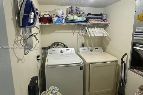 Condominio en venta en Hialeah, Florida, 2 dormitorios, 97.55 m2 № 1922892 - foto 7