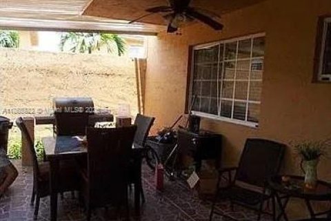 Condominio en venta en Hialeah, Florida, 2 dormitorios, 97.55 m2 № 1922892 - foto 10