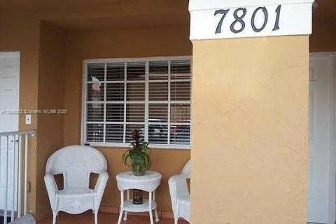 Condominio en venta en Hialeah, Florida, 2 dormitorios, 97.55 m2 № 1922892 - foto 1