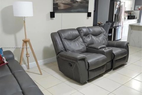 Condominio en venta en Hialeah, Florida, 2 dormitorios, 97.55 m2 № 1922892 - foto 3