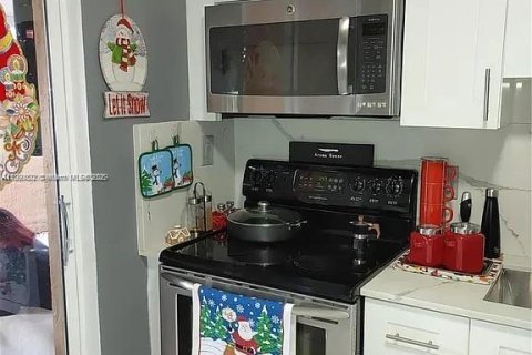 Condominio en venta en Hialeah, Florida, 2 dormitorios, 97.55 m2 № 1922892 - foto 5