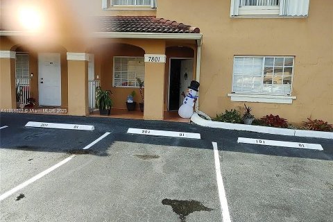 Condominio en venta en Hialeah, Florida, 2 dormitorios, 97.55 m2 № 1922892 - foto 2