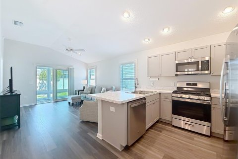 House in The Villages, Florida 2 bedrooms, 90.95 sq.m. № 2149728 - photo 5