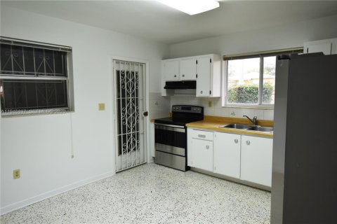House in Miami, Florida 2 bedrooms, 206.99 sq.m. № 2003074 - photo 4