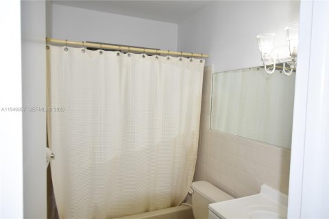 House in Miami, Florida 2 bedrooms, 206.99 sq.m. № 2003074 - photo 8