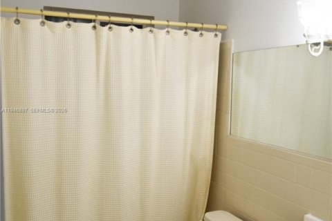 House in Miami, Florida 2 bedrooms, 206.99 sq.m. № 2003074 - photo 9