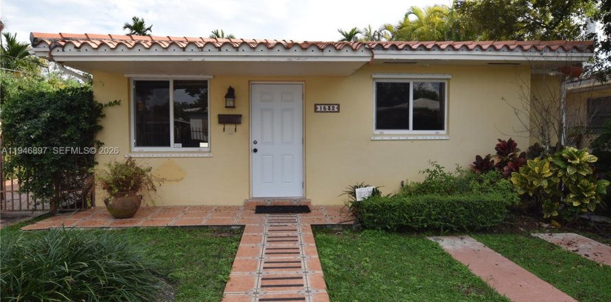 House in Miami, Florida 2 bedrooms, 206.99 sq.m. № 2003074