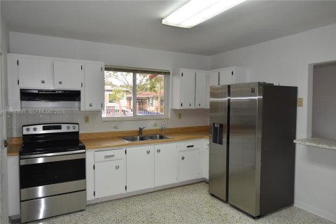 House in Miami, Florida 2 bedrooms, 206.99 sq.m. № 2003074 - photo 5