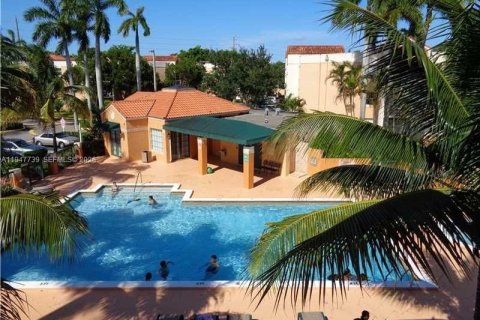 Condominio en Hialeah, Florida, 2 dormitorios  № 2030253
