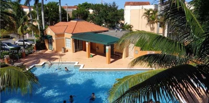 Condominio en Hialeah, Florida, 2 dormitorios  № 2030253