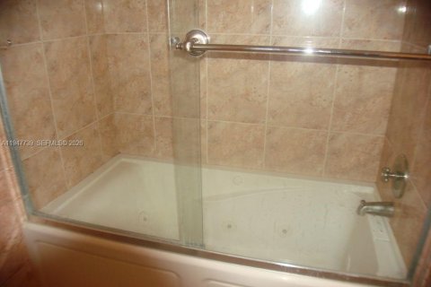 Condominio en alquiler en Hialeah, Florida, 2 dormitorios, 101.26 m2 № 2030253 - foto 14