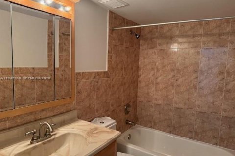 Condominio en alquiler en Hialeah, Florida, 2 dormitorios, 101.26 m2 № 2030253 - foto 25