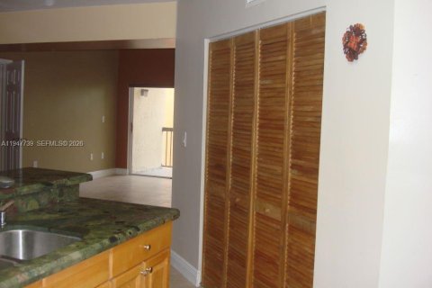 Condominio en alquiler en Hialeah, Florida, 2 dormitorios, 101.26 m2 № 2030253 - foto 12