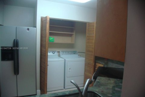 Condominio en alquiler en Hialeah, Florida, 2 dormitorios, 101.26 m2 № 2030253 - foto 9