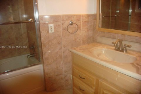 Condominio en alquiler en Hialeah, Florida, 2 dormitorios, 101.26 m2 № 2030253 - foto 15