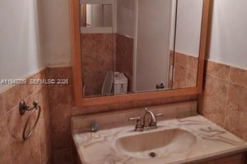 Condominio en alquiler en Hialeah, Florida, 2 dormitorios, 101.26 m2 № 2030253 - foto 3