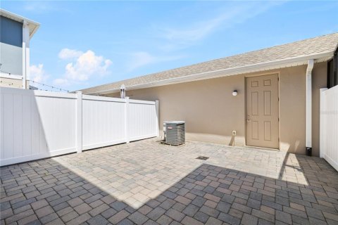 Townhouse in Winter Garden, Florida 3 bedrooms, 173.54 sq.m. № 2200490 - photo 24