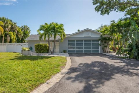 House in Longboat Key, Florida 2 bedrooms, 153.94 sq.m. № 357476 - photo 1