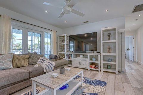 House in Longboat Key, Florida 2 bedrooms, 153.94 sq.m. № 357476 - photo 11
