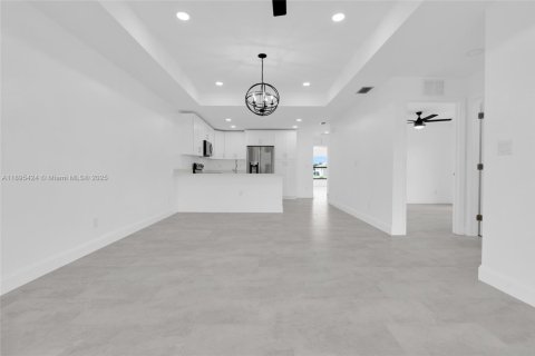 Commercial property in Lehigh Acres, Florida № 2035574 - photo 5