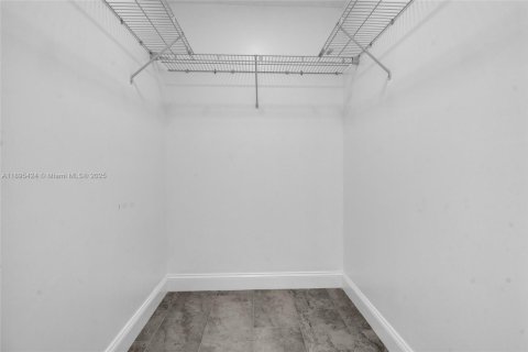 Commercial property in Lehigh Acres, Florida № 2035574 - photo 3