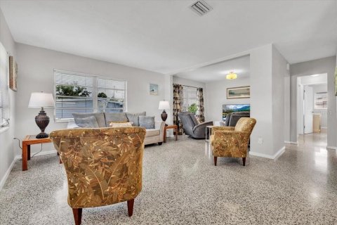 House in Punta Gorda, Florida 2 bedrooms, 89.19 sq.m. № 2150277 - photo 5
