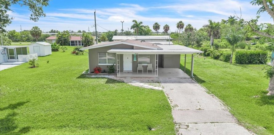 House in Punta Gorda, Florida 2 bedrooms, 89.19 sq.m. № 2150277