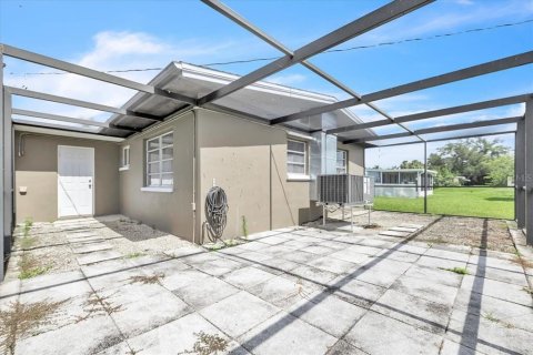 House in Punta Gorda, Florida 2 bedrooms, 89.19 sq.m. № 2150277 - photo 27