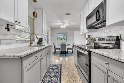 House in Punta Gorda, Florida 2 bedrooms, 89.19 sq.m. № 2150277 - photo 13